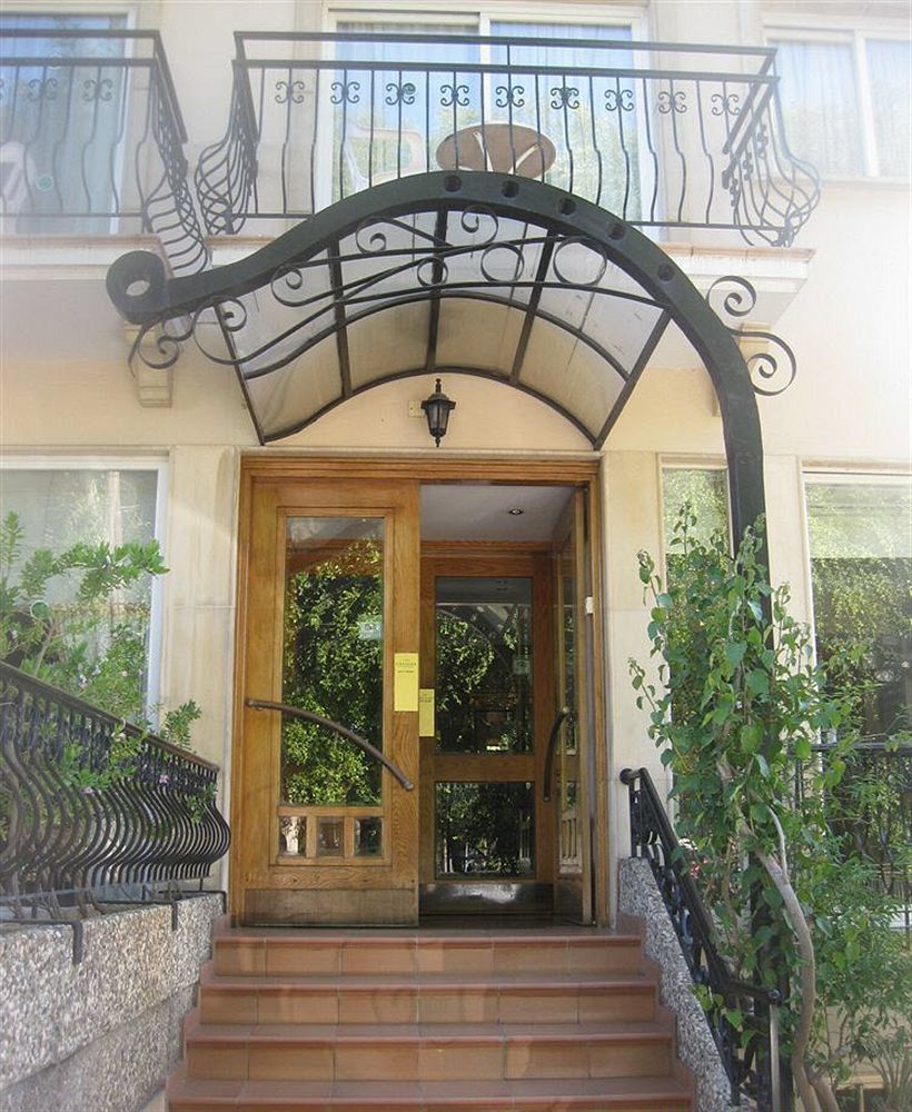 Chrielka Aparthotel
